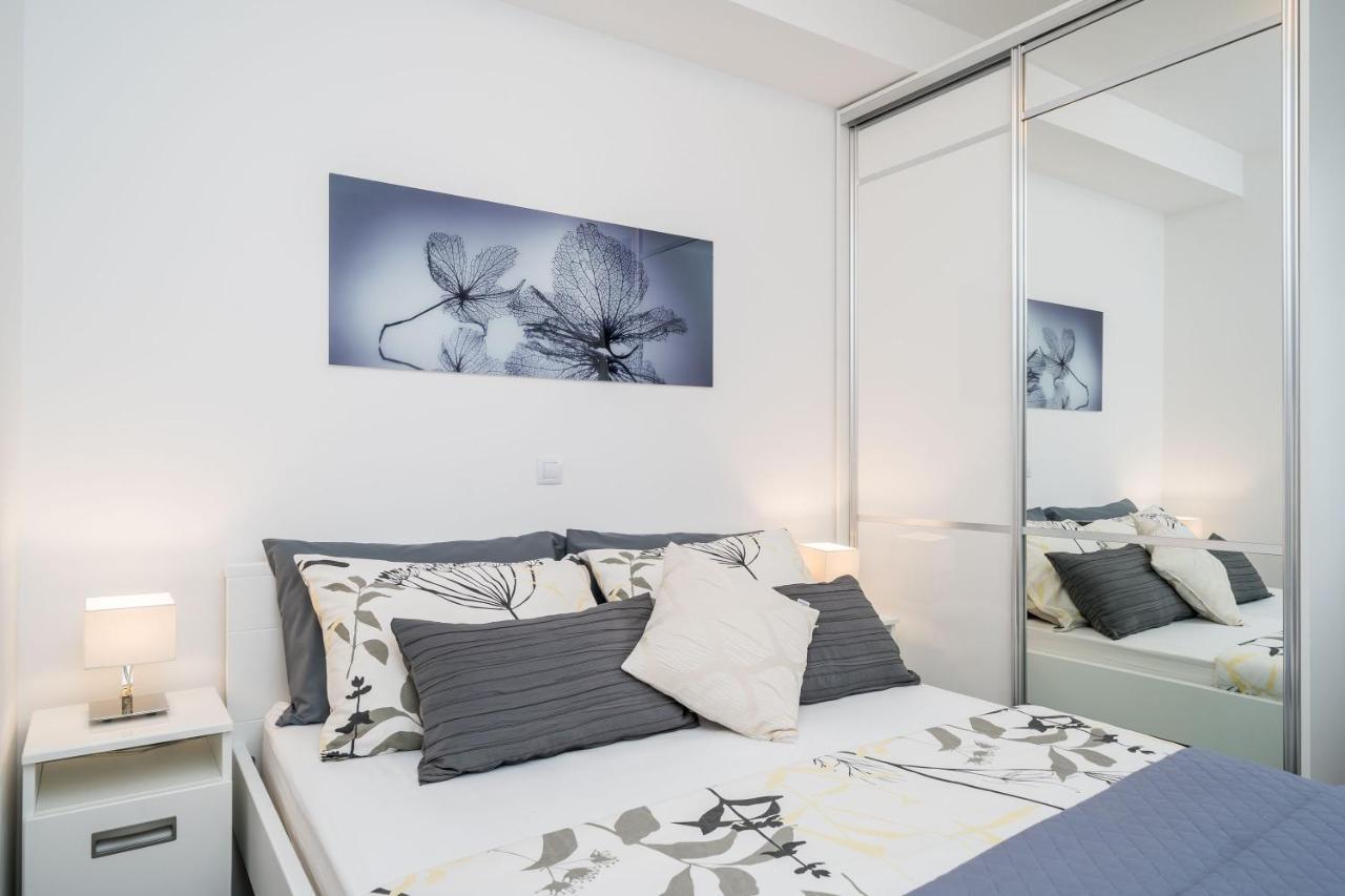Apartments Ratac Lobrovic With Private Beach And Beautiful Sunset 슬라노 외부 사진